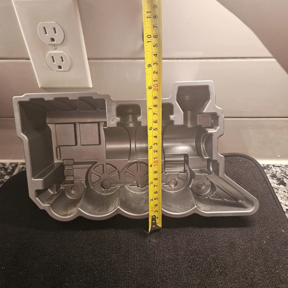 Nordic Ware Locomotive Pan Train Birthday‎ Cake Heavy Cast Aluminum Train
